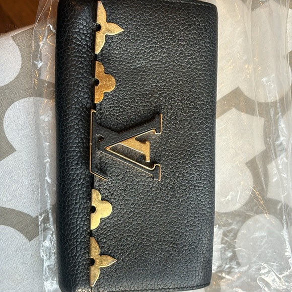 Louis Vuitton large women’s wallet in black with gold hardware - Picture 5 of 8